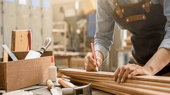 Empresa de renovación de viviendas usando Roll para la nómina Renovador de viviendas midiendo madera