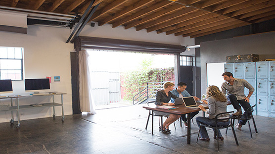 Miembros del equipo de una empresa emergente trabajando en un estudio