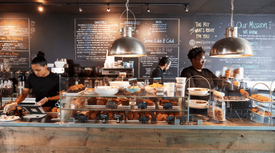 Una mujer ocupada era dueña de una panadería, una cafetería y un bar de jugos. Lleno de bollería saludable y alimentos para el desayuno.